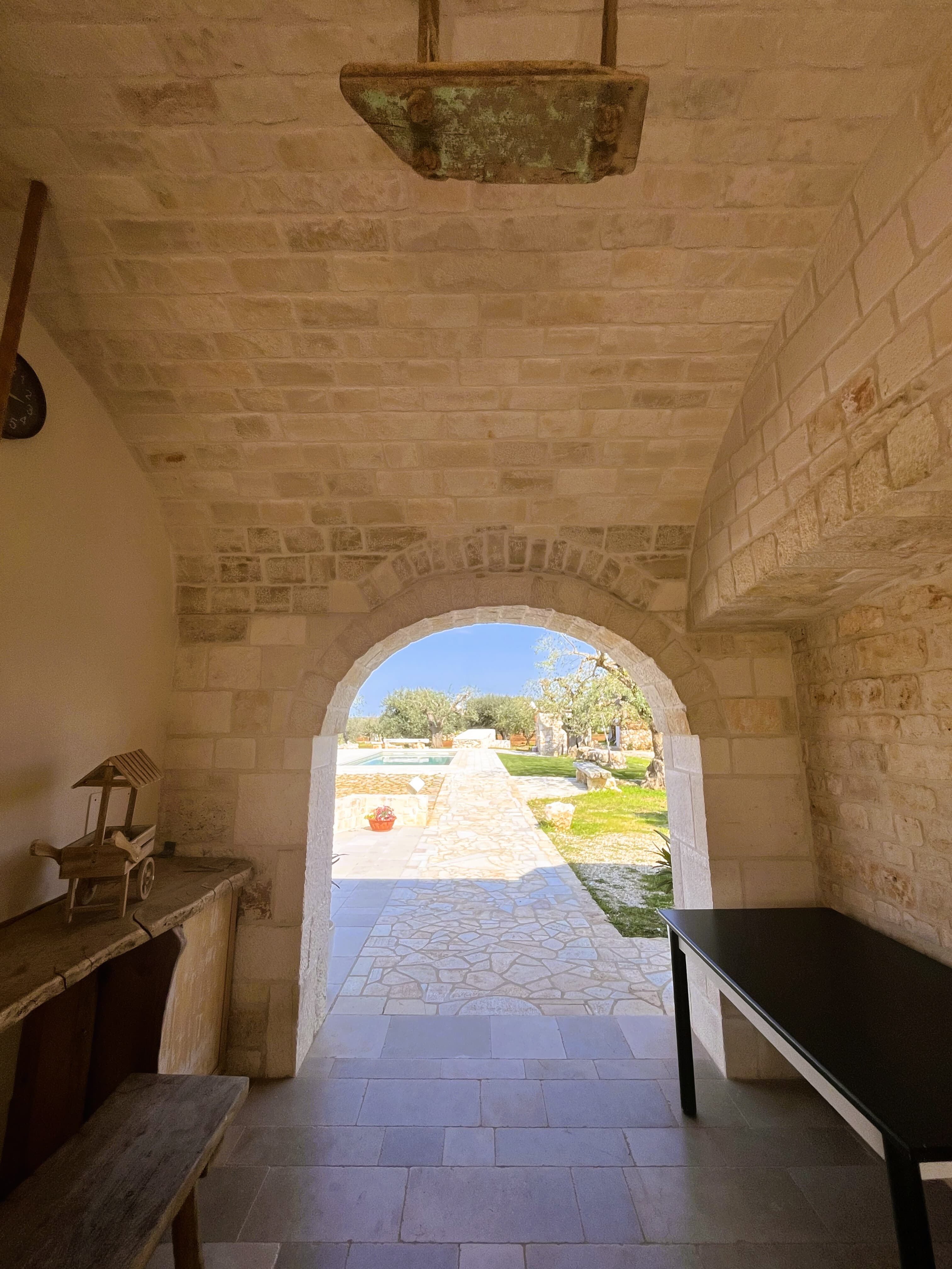 Arco in pietra che affaccia sul giardino e la piscina