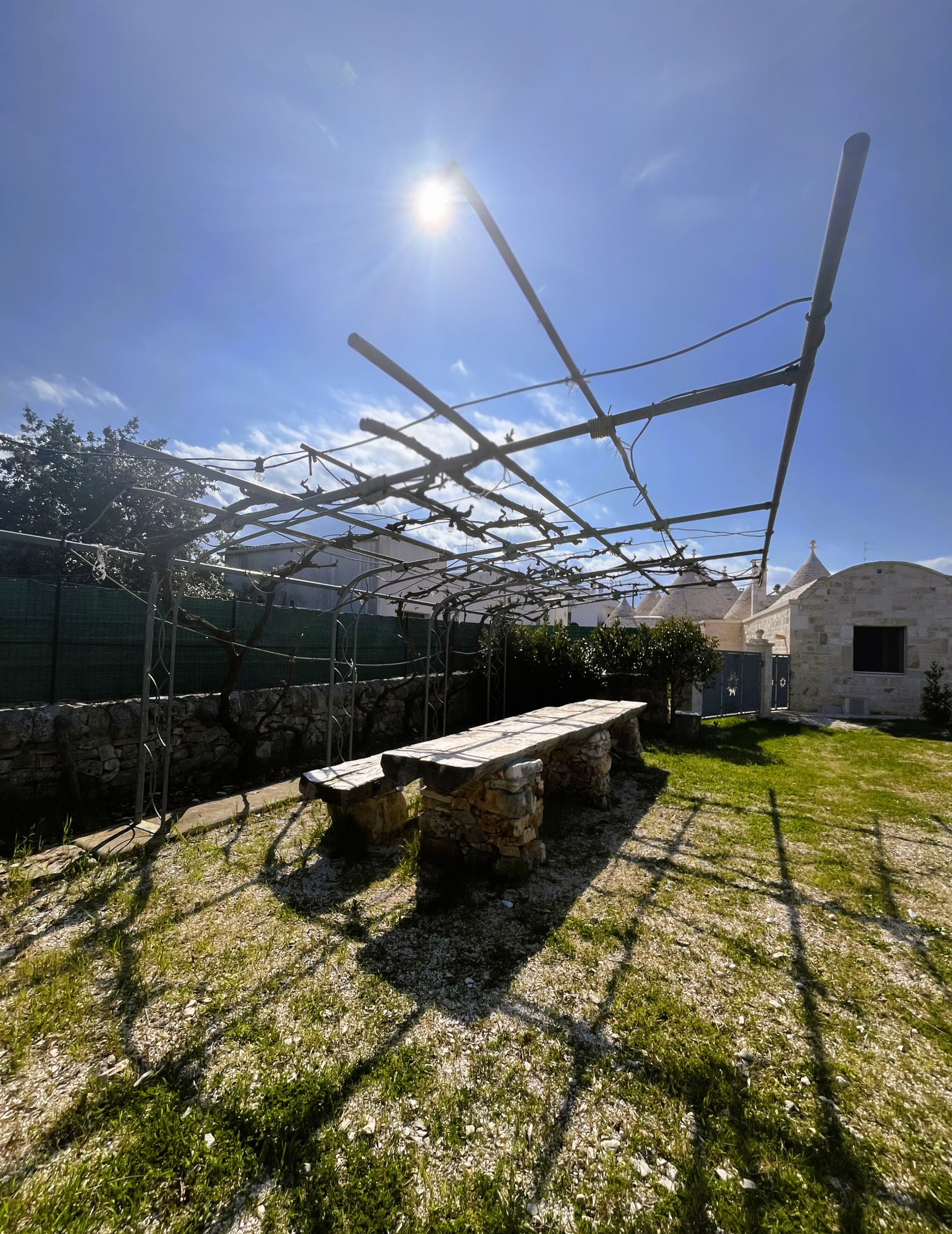 Pergola del giardino con trullo sullo sfondo