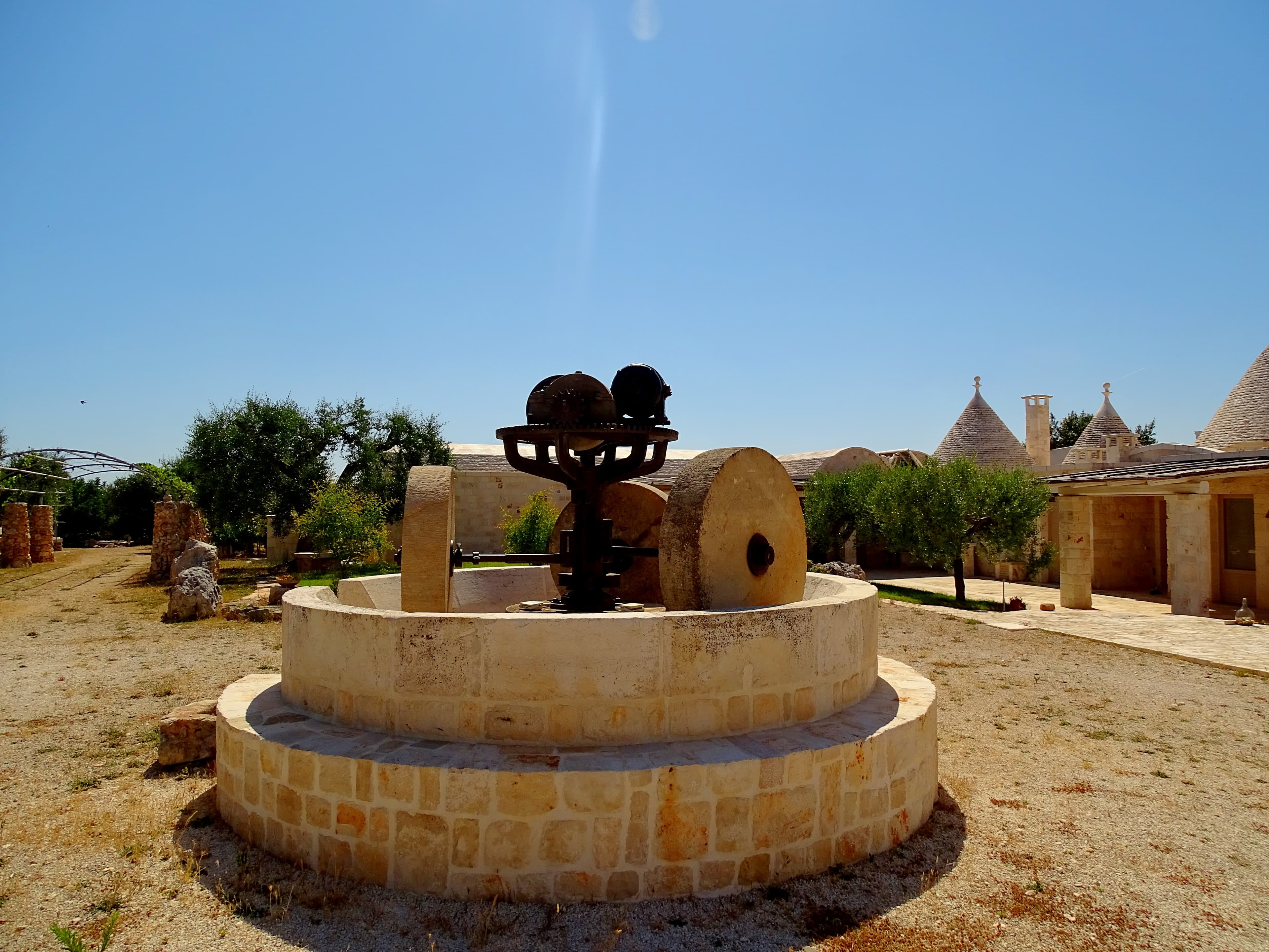 Fontana scultorea in pietra con i trulli