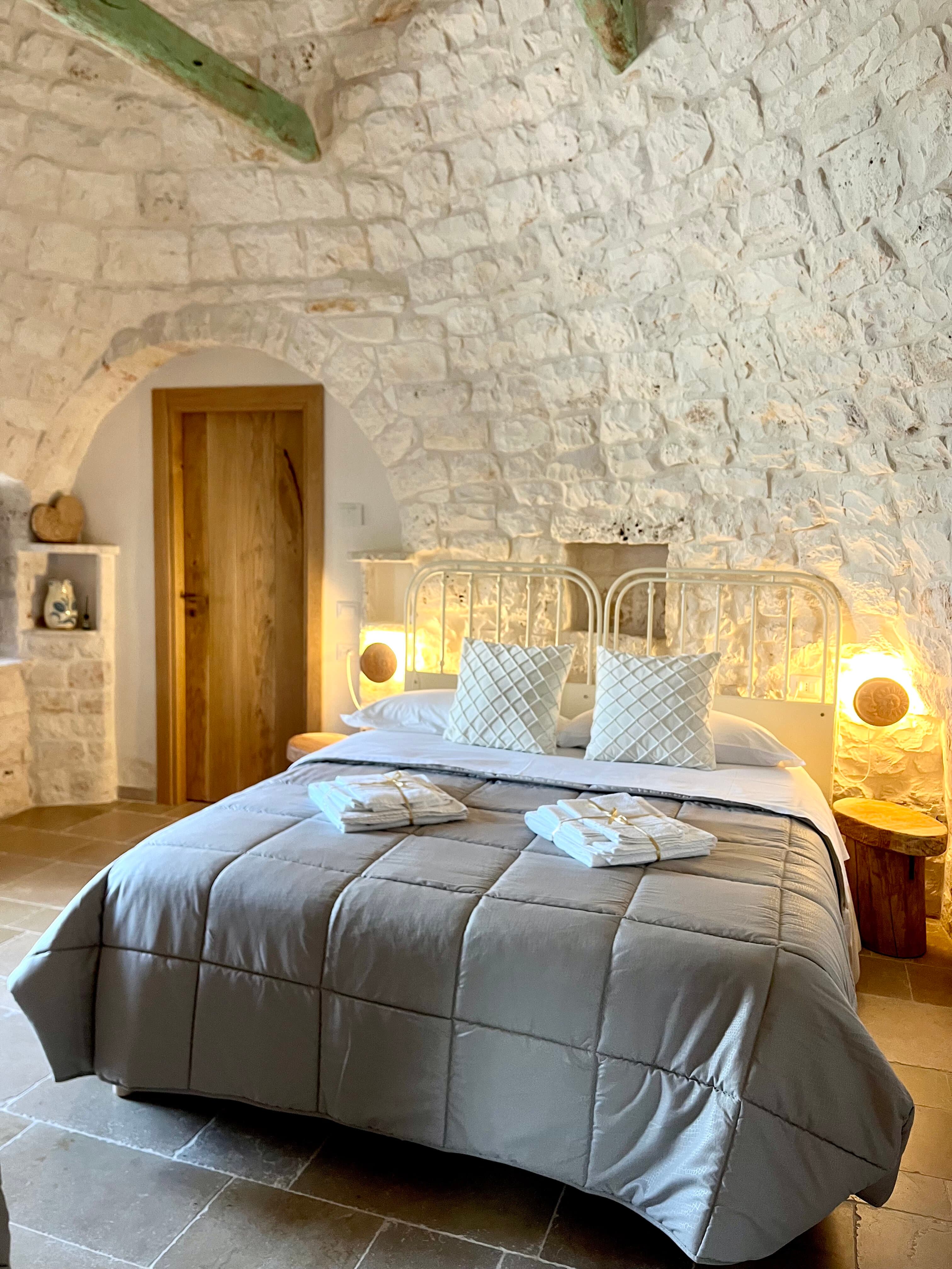 Scale — camera da letto sotto arco in pietra